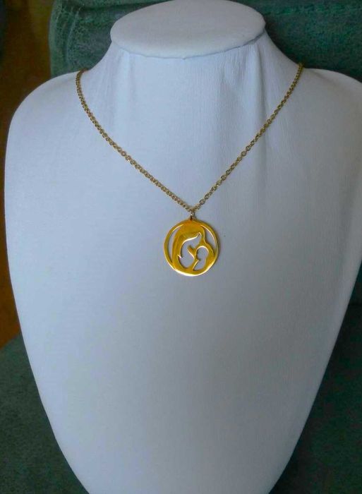 Colar Aço Dourado Disco c/ Mãe e Bebe NOVO