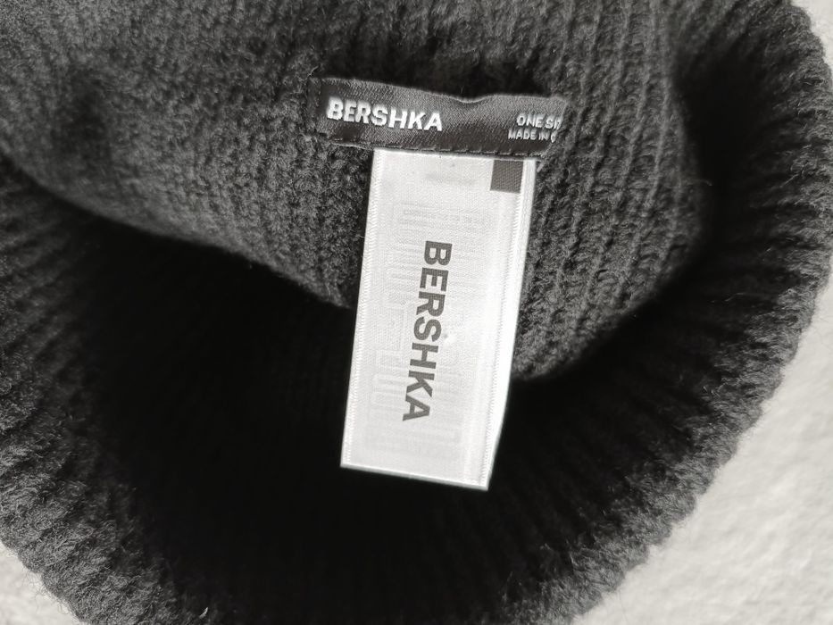 Bershka тепла шапка із суміші вовни чорного кольору