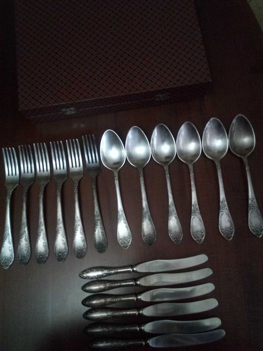Столовые приборы из мельхиора. 18 предметов.