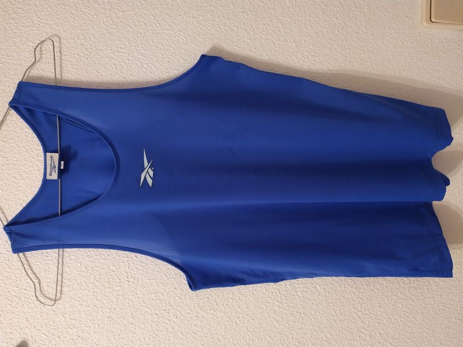 Blusa de desporto da Reebok,túnica da Lanidor e camiseiros