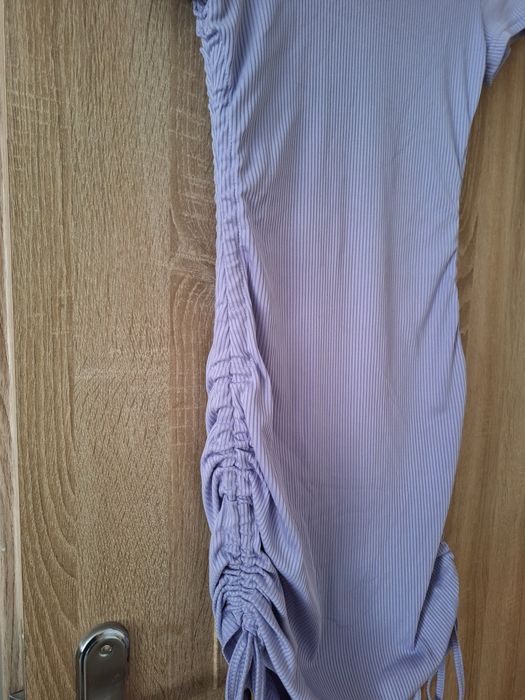 Sukienka ze ściągaczami marszczeniami