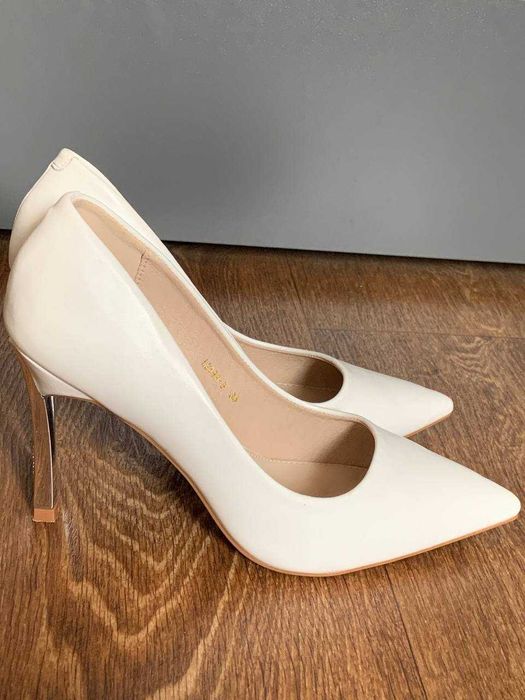 Туфлі білого кольору на високих підборах