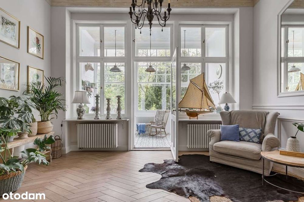 Mieszkanie z antresolą, kamienica. Media miejskie, łatwy parking.