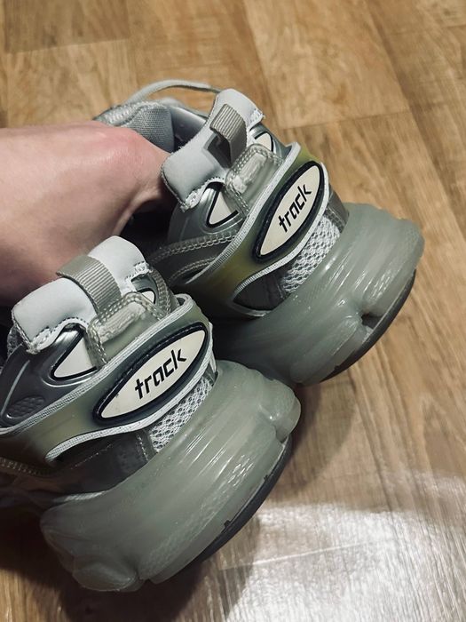 balenciaga track 1 grey clear sole