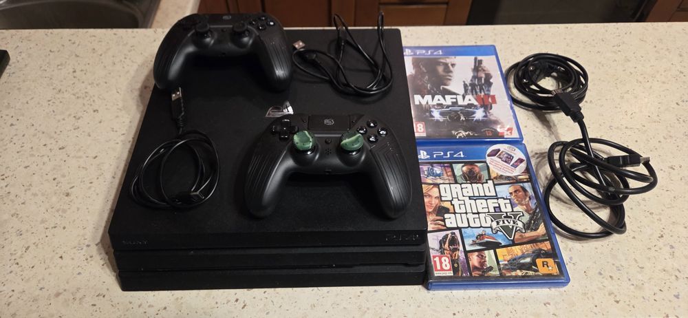 Konsola PS4 pro  fat 1TB + pady MADDOG