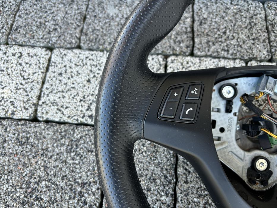 Kierownica BMW M pakiet E90 E91 E92 E93 E87 E84 X1 E82 E88 E81 M3 1M Multi JAK NOWA BDB STAN