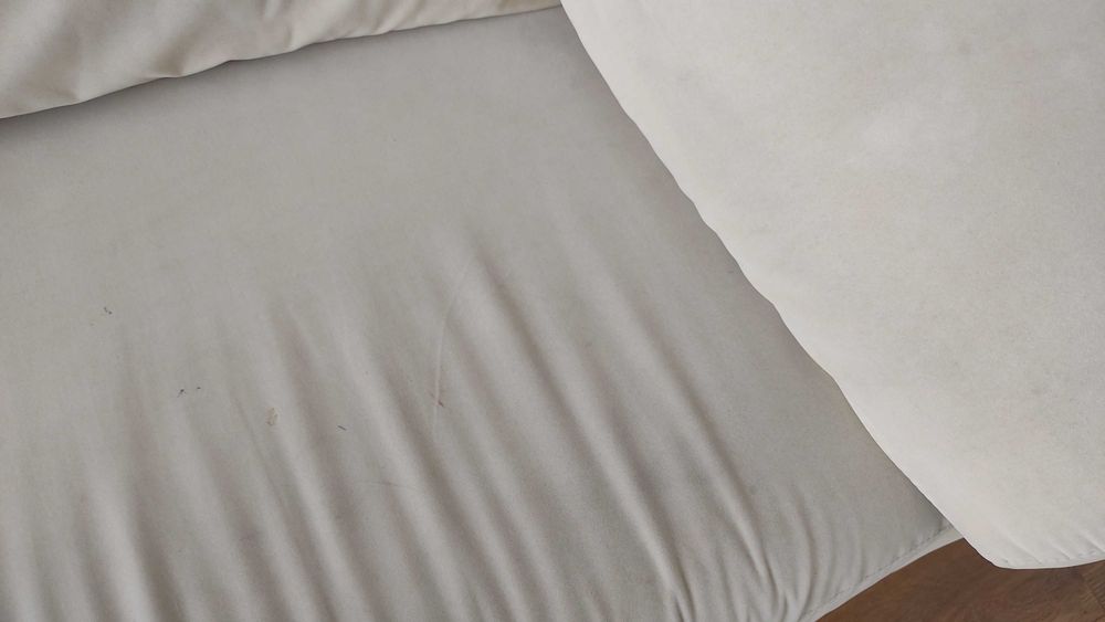 Sofá cama bege.