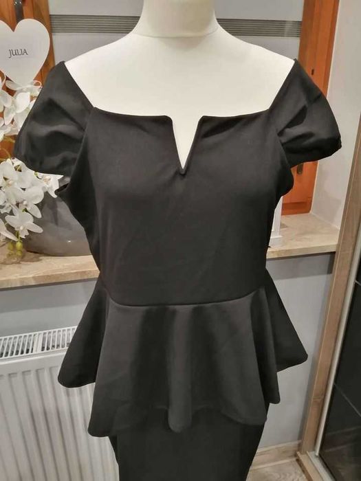 Sukienka Boohoo 44 z baskinką