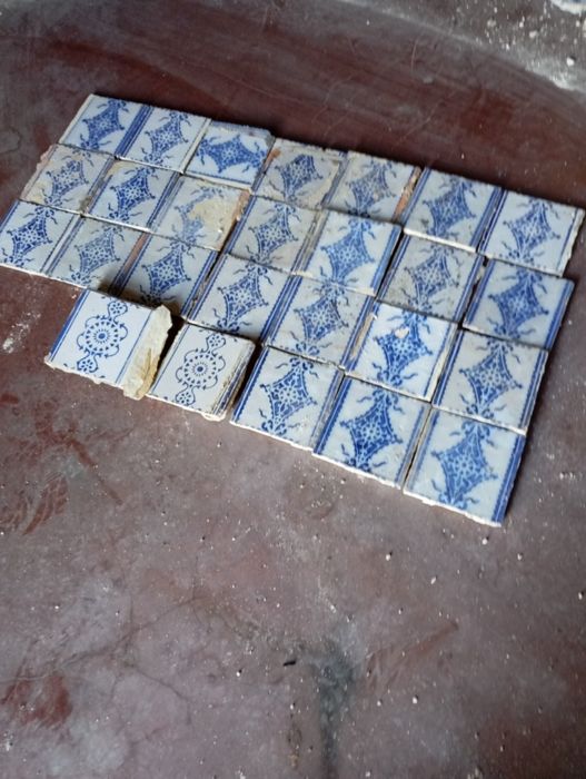 Vendo azulejos antigos muitos bonitos bom estado
