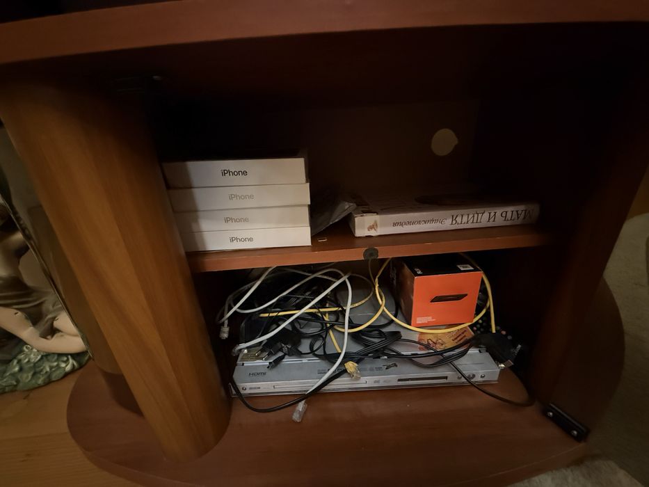 Тумба під телевізор в новому стані