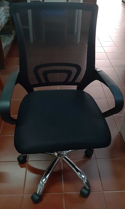 Cadeira de escritório nova em loja