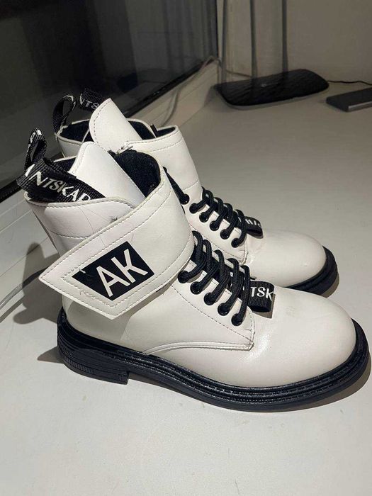 Чоботи в білому кольорі