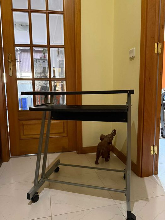 Secretaria com prateleira retráctil