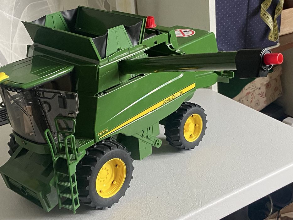 Продам комбайн John Deere T670  далі а описі