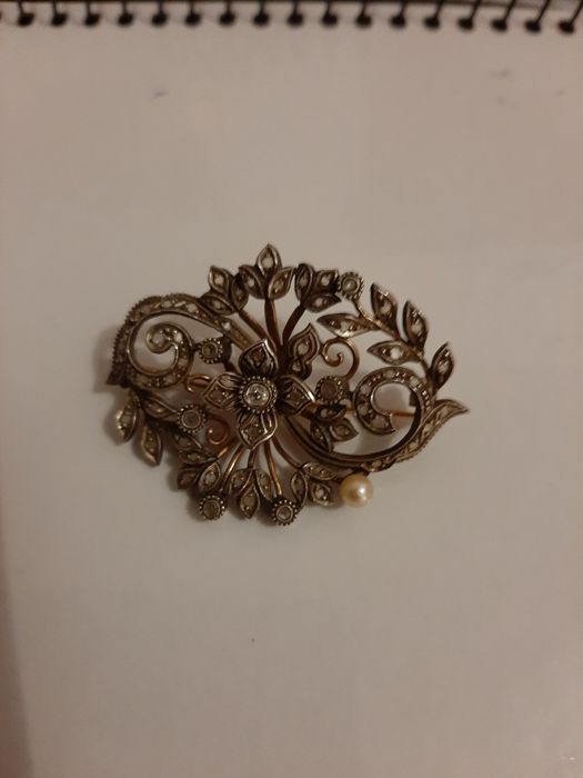 Vendo alfinete  preto com imitação de brilhantes e pérola