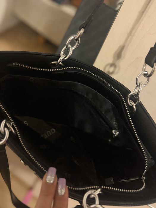 Продам  гарну та простору сумочку Guess