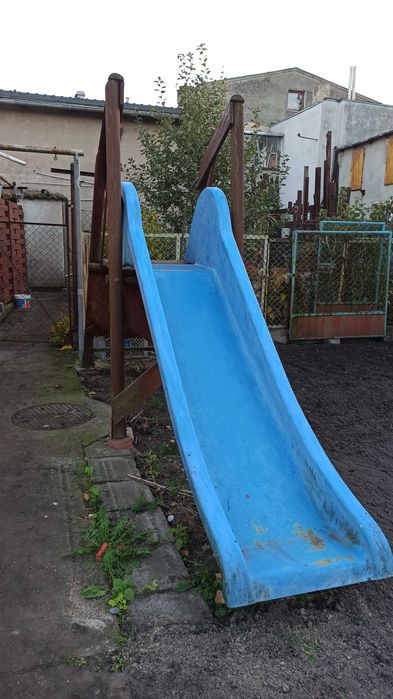 Zjeżdżalnia ogrodowa z konstrukcją drewnianą