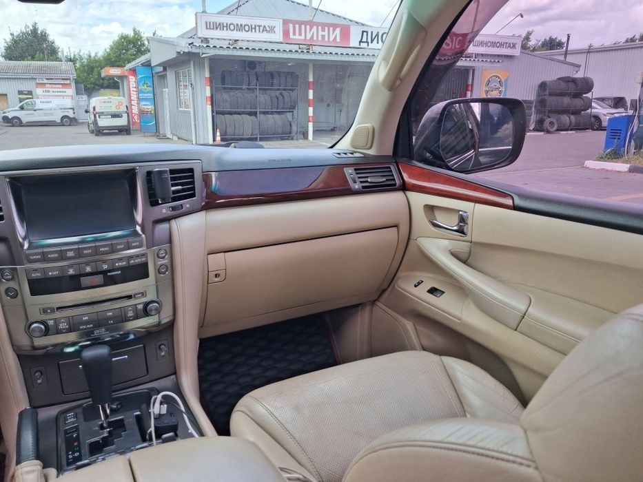 Lexus LX570 в гарному стані Торг є