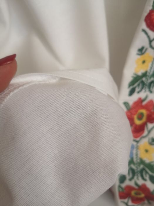 Жіноча вишиванка з червоними квітами S, M, L