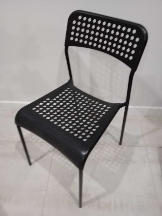 Cadeira preta em bom estado