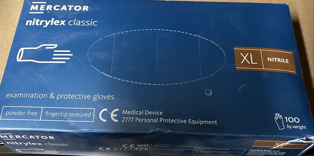 rękawice nitrylowe marki Mercator z serii nitrylex classic są bezpudrowe i posiadają teksturowane końcówki palców.