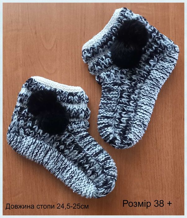В"язані тапочки з помпонами