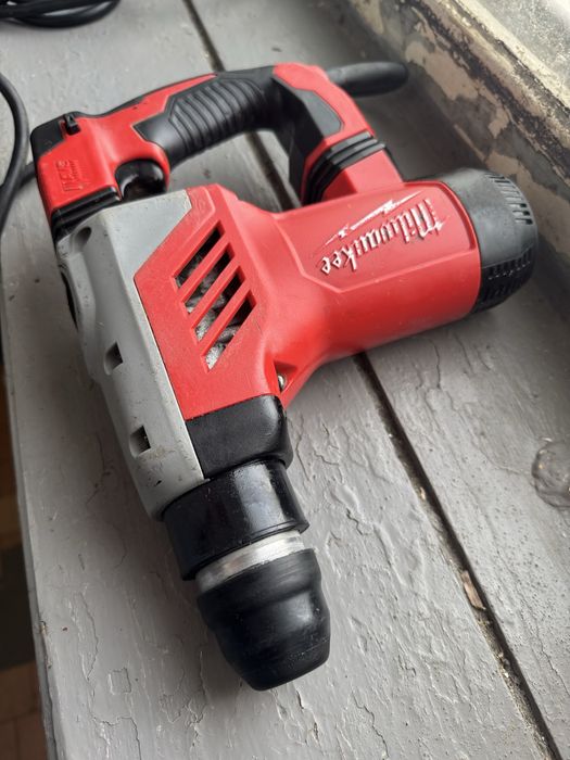 Перфоратор Milwaukee PLH 28 E. 800Ват.  4.1 Дж.