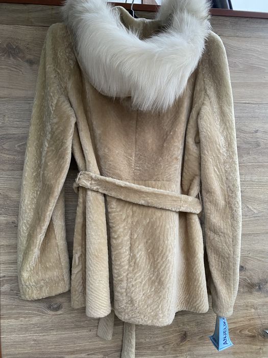 Кожушок з мутону-астрагану з поясом і опушкою з песця