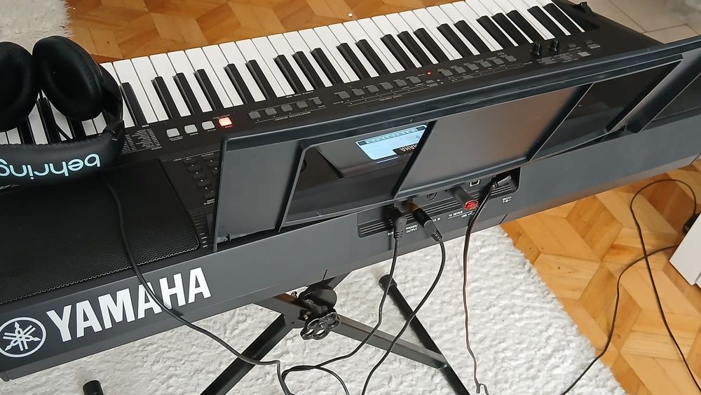keyboard Yamaha PSR-E + podstawa +pedał sustain+pendrive