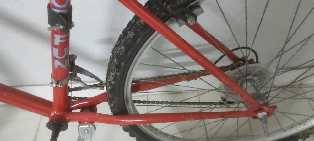 Bicicleta usada pneus novos