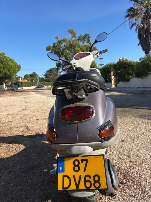 Vendo scooter Vespa ET2 de 1999 com matrícula portuguesa.