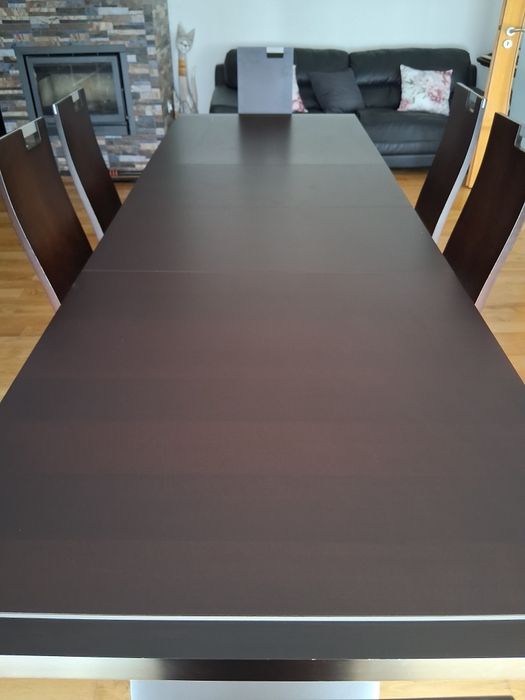 Vendo mesa (180×90) com 6 cadeira estufadas.  É  extensível até 2.68 m