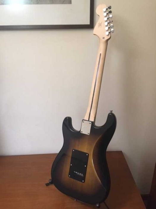 Guitarra Fender Squier Tobacco Sunburst HSS em estado novo