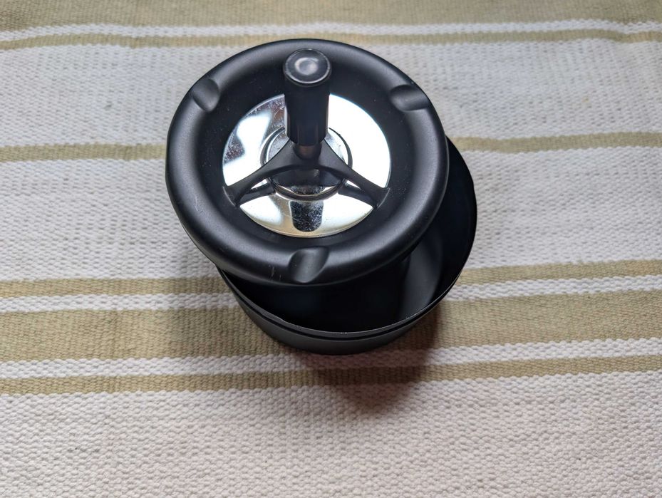 Cinzeiro Giratório Vintage em Metal — Estilo Retrô