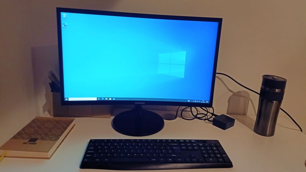 Ігровий ком'ютер з монітором