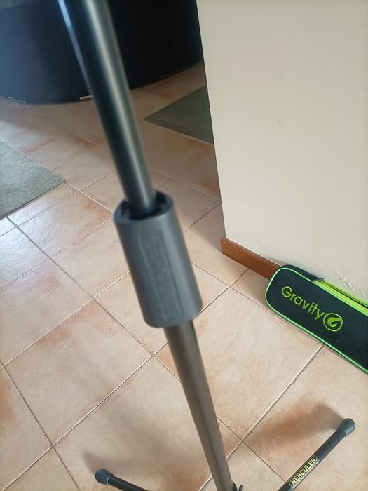 Vendo Suporte Microfone HÉRCULES com saco neoprene GRAViTY