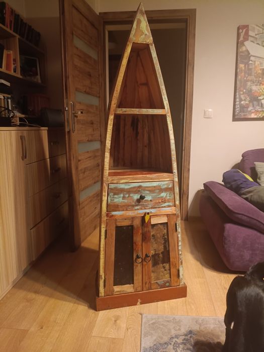 Szafka , regał w kształcie łódki, czółno.