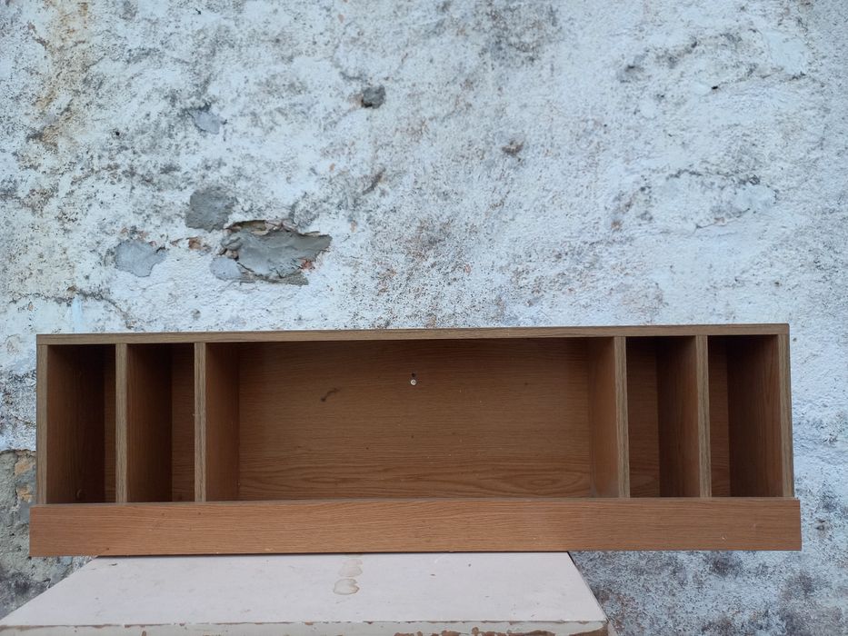 Vende se estante de quarto de criança/jovem