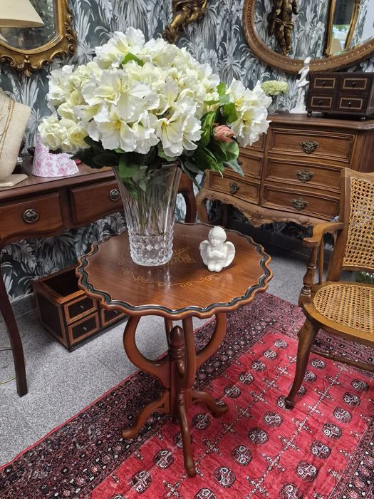 Mesinha de apoio vintage em madeira com marchetaria.