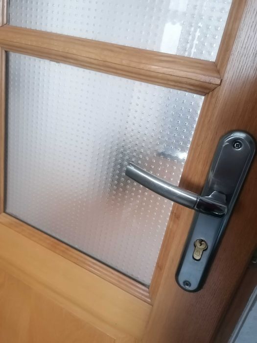 Solidne klasyczne drzwi drewniane, dębowe