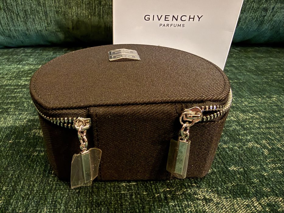 Подарунки. Оригінальна косметичка Живанши