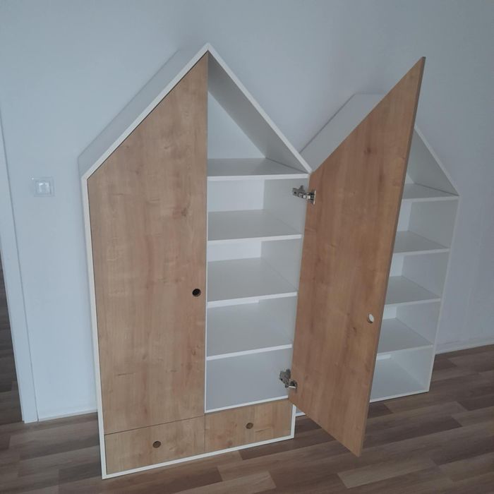 Meble dziecięce w kształcie domków: szafa+regał