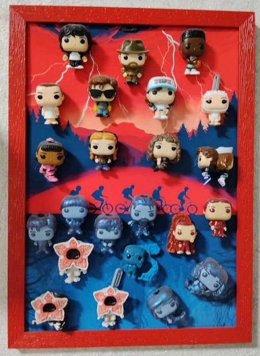 Колекційні фігурки Stranger Things (Kinder Joy), рамки-стенди, кубок та сувеніри
