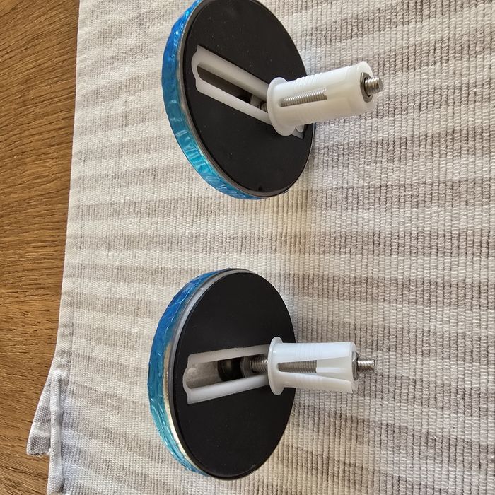 Śruby, kołki rozporowe do montażu deski klozetowej