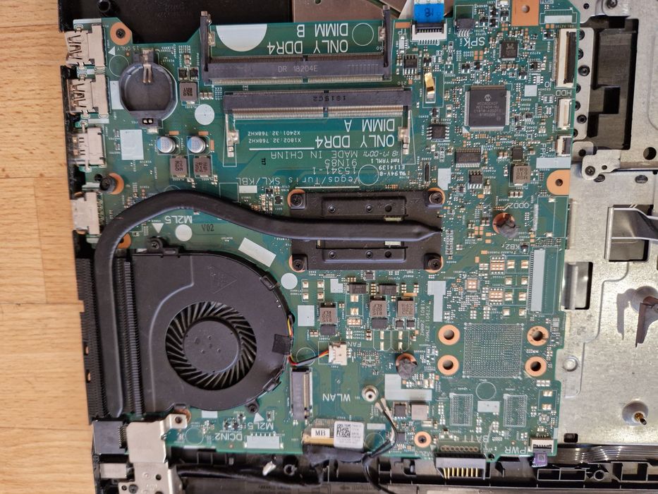 Запчастини до ноутбука dell intel i5 7th gen ddr4 слоти Клавіатура материнка