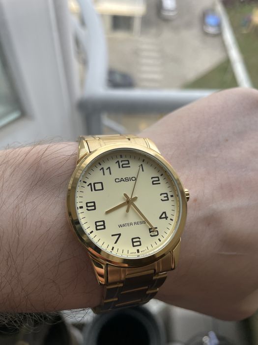 Casio MTP-V001G-9B — годинник з нержавіючої сталі золотого кольору