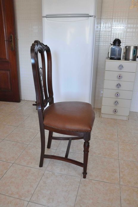 Conjunto de 6 cadeiras em madeira com assento em pele