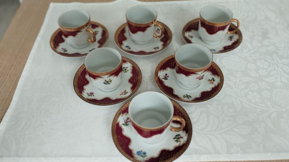 Porcelanowe filiżanki z podstawkami