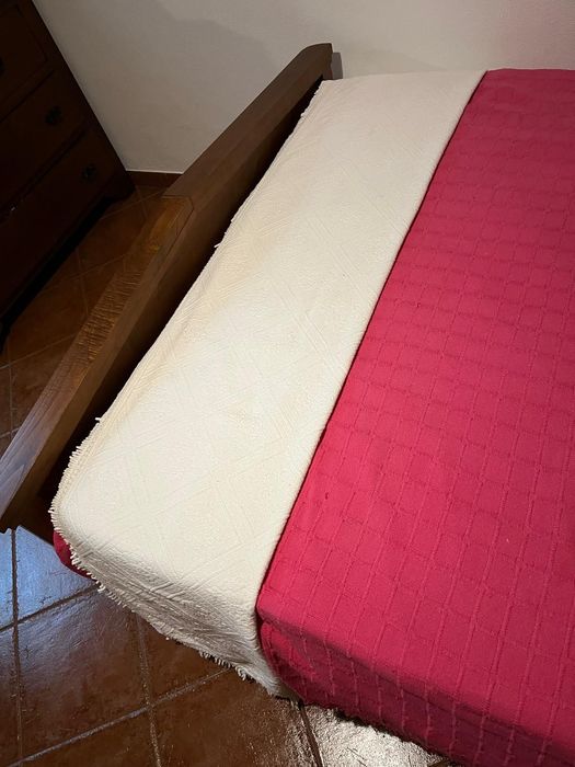 Cama de casal + colchão + 2 mesas cabeceira
