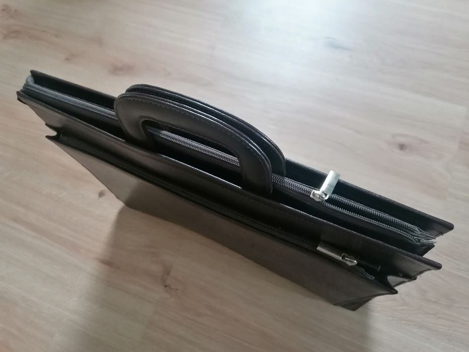 Brązowa teczka aktówka na dokumenty